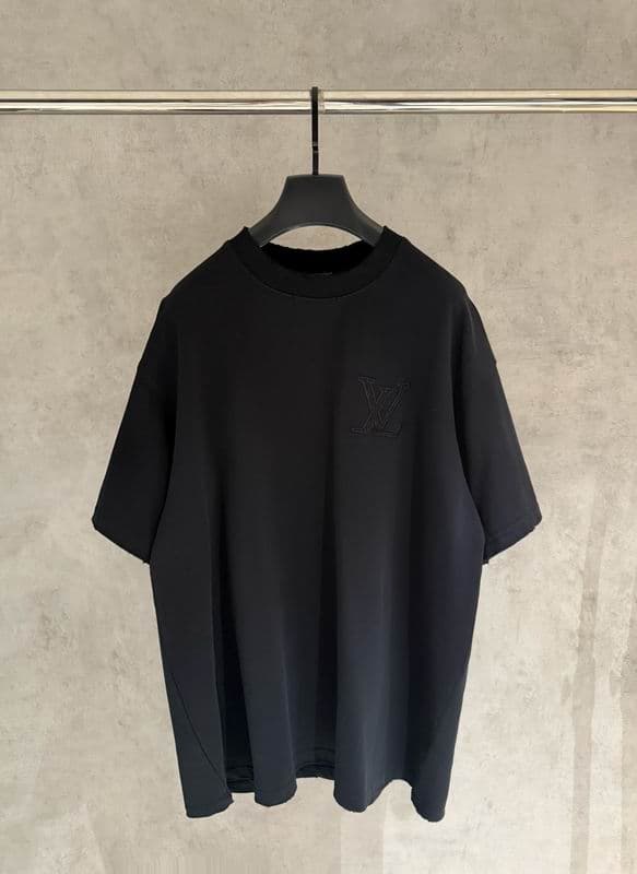 LV TS Broad Shoulders 1